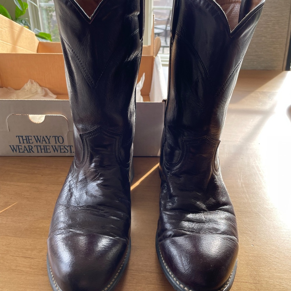 Mens western boots. Burgundy color. Roper style. Size 11.